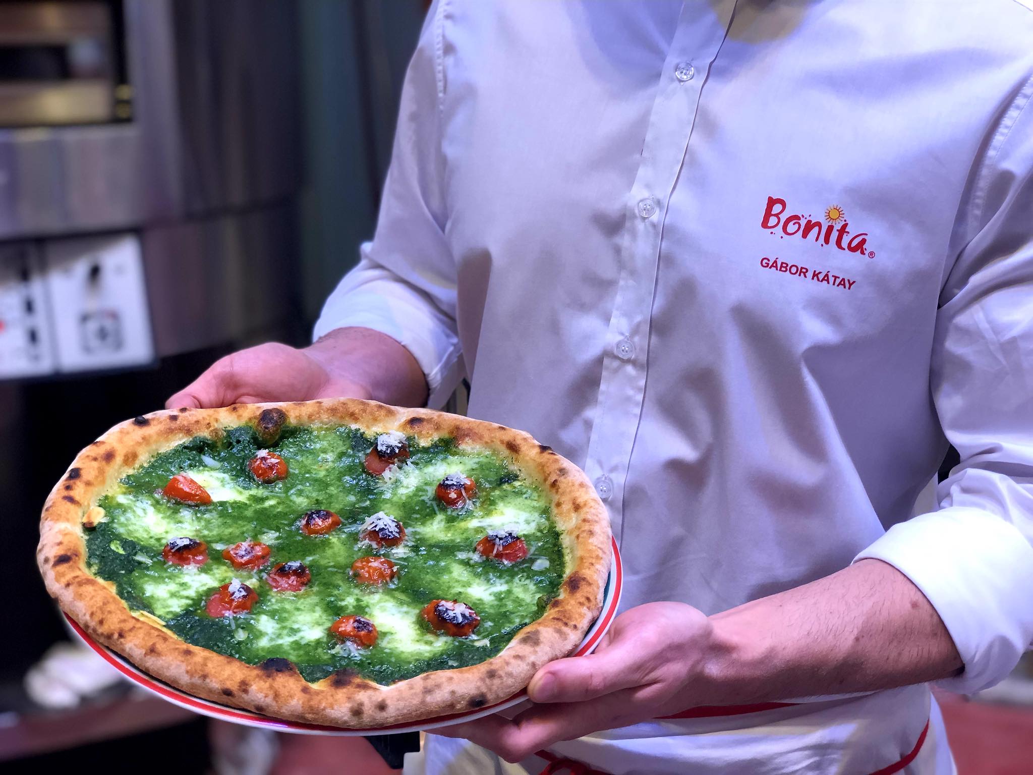A pármai pizza világbajnokság egyik versenypizzája klasszikus kategóriában.